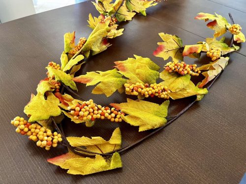 Őszi Dekorációs Ág Levelekkel és Bogyókkal 