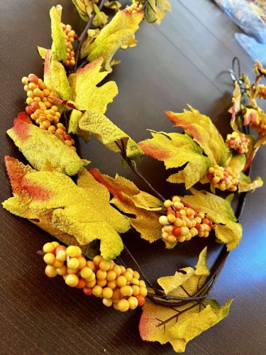 Őszi Dekorációs Ág Levelekkel és Bogyókkal 