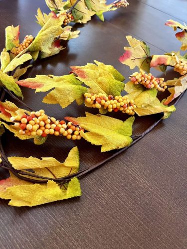 Őszi Dekorációs Ág Levelekkel és Bogyókkal 