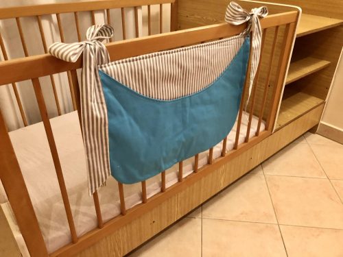 Zsebes tároló kiságyra